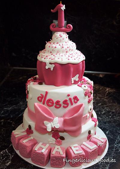 Cupcake cake for Alessia - Cake by Fingerlicious Goodies