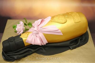 A bottle champagne..  - Cake by Annica