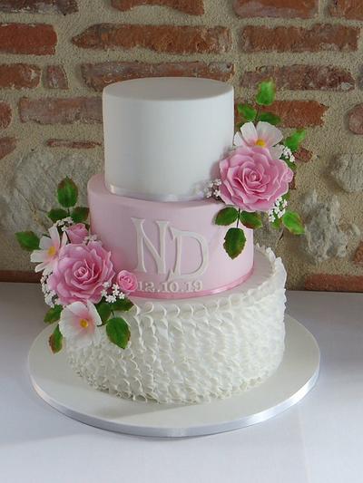 Ruffles and roses - Cake by Mandy