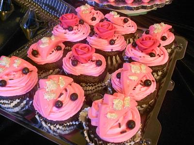 Royal hot pink roses  and pink crowns on cupcakes - Cake by Maria Cazarez Cakes and Sugar Art