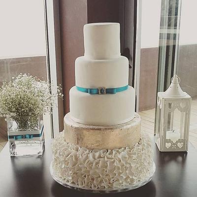 White and Silver Wedding Cake - Cake by EssenciadoBolo