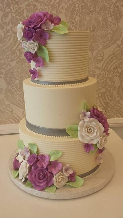 White and Lavender Sugar Roses - Cake by Ester Siswadi