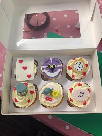 Alice in wonderland cupcakes - Cake by SoozyCakes