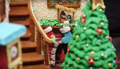 My Gingerbread House (interior) - Cake by HowToCookThat