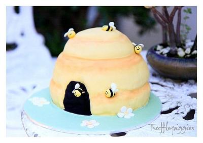 A bee cake! - Cake by Patricia Tsang