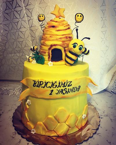 Bee cake - Cake by Begum Rogers