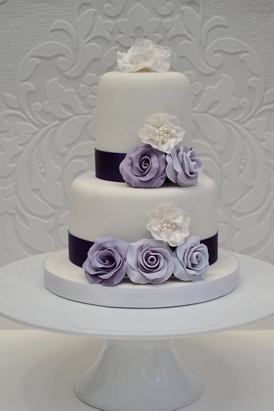 Lilac roses and ivory pearls - Cake by Coocakecachoo