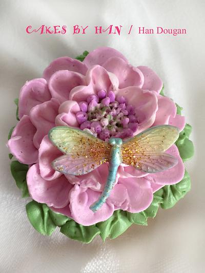 Buttercream flowers  with dargonfly . - Cake by Han Dougan