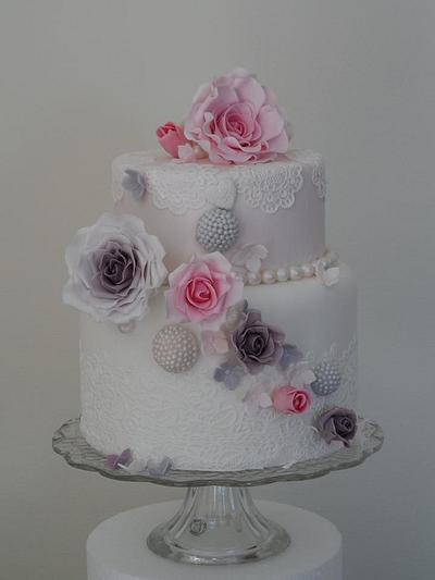 Roses and Lace - Cake by sovereigncakes
