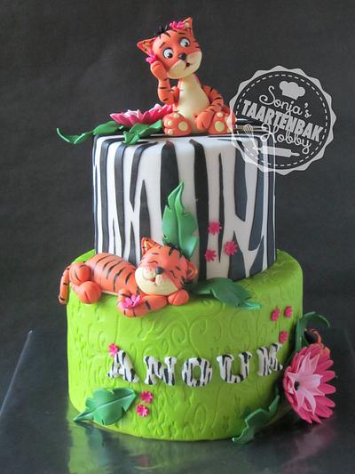 Girly jungle with cute tigers! - Cake by sonjashobbybaking