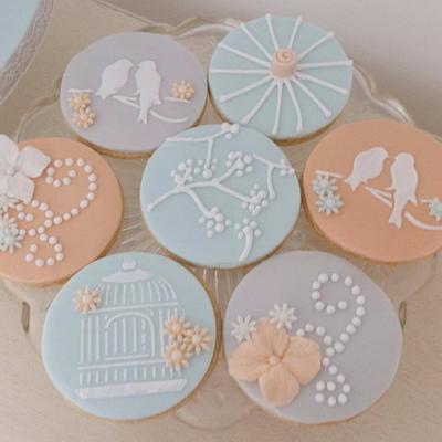 Vintage biscuits - Cake by The Ivory Owl Cake Company