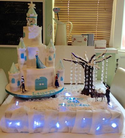 Frozen Castle - Cake by Dinkyscakes