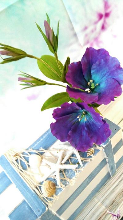 Playing with colours - free formed Eustoma ( Lisianthus) in blue and violet shades - Cake by Catalina Anghel azúcar'arte