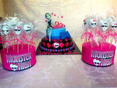 Cake and cake pops "Monster High" - Cake by Paola Esposito