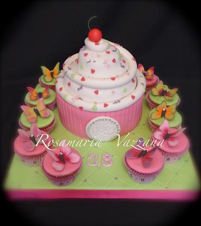 GIANT CUPCAKE CAKE - Cake by Rosamaria