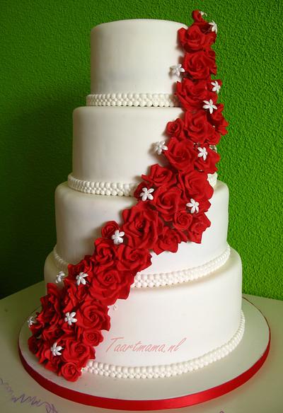 A touch of red... - Cake by Taartmama