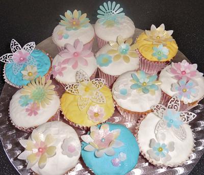 Cupcakes with wafer paper flowers - Cake by Lelly