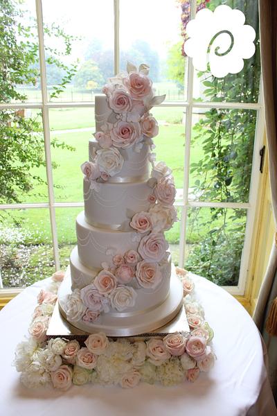 Soft blush rose trail - Cake by Poppy Pickering