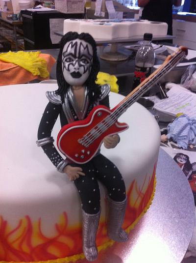 Kiss figure - Cake by Paul Delaney of Delaneys cakes