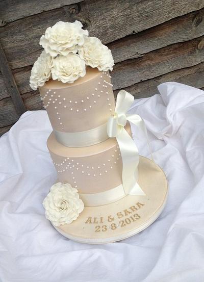 Champagne, ivory and roses. - Cake by Dee