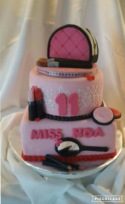 Miss noa - Cake by Anneke van Dam