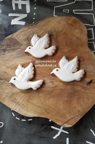 white pigeon cookies - Cake by Gebakshoekje