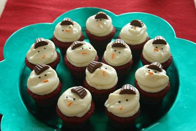 Melty snowmen - Cake by Lisa Hann 