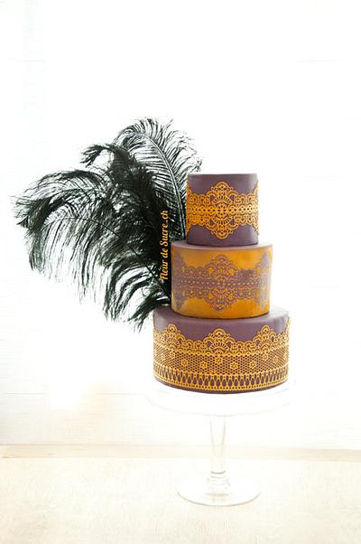 Gold lace on violett with black feathers - Cake by Fleur de Sucre