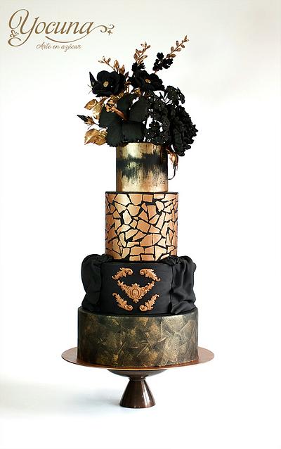 Tarta Gótica, Negra y Dorada - Gothic cake, black and gold. - Cake by Yolanda Cueto - Yocuna Floral Artist