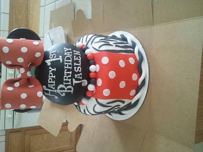Minnie Mouse - Cake by Sandy 