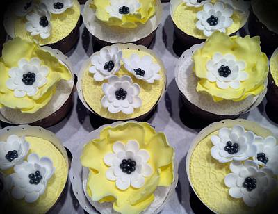 Yellow and white sugar flower cupcakes. - Cake by Skmaestas