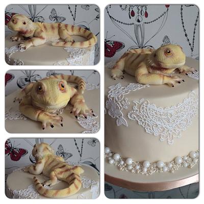 Bearded dragon on an elegant cake - Cake by Toots Sweet