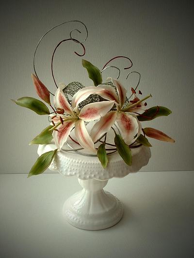 Gumpaste stargazer lily arrangement - Cake by daisychain375
