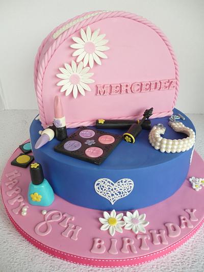 Makeup and bling! - Cake by Hilz