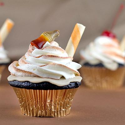 Root Beer Float Cupcakes - Cake by Janine