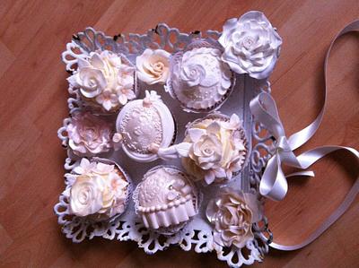 Wedding cupcakes - Cake by Carry on Cupcakes