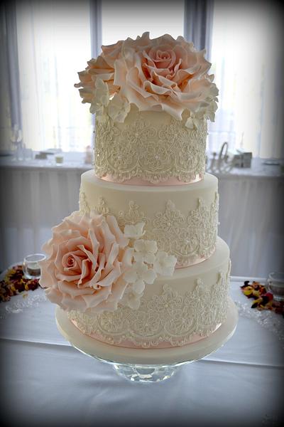 Blush Pink sugar roses and lace - Cake by Rosa Albanese