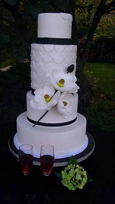 White wedding cake with sugar magnolias - Cake by Antonio Balbuena