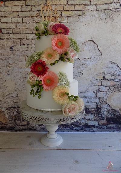 Weddingcake with real flowers - Cake by Wilma's Droomtaarten