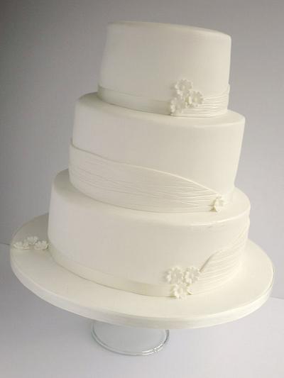 White wedding cake - Cake by Liana @ Star Bakery