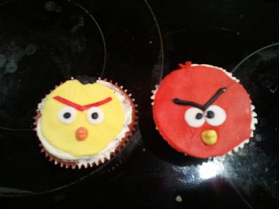 Angry Birds cupcakes done in a hurry - Cake by Eva S Sigurðardóttir
