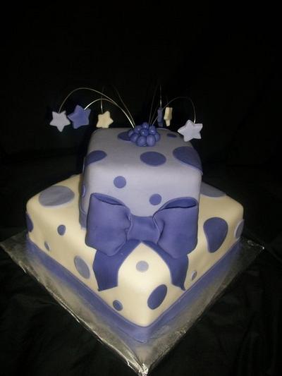 White and purple polka dot - Cake by caymancake