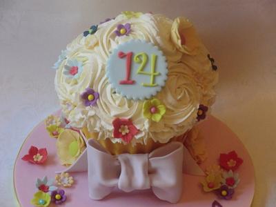 Bright and fun giant cupcake - Cake by Isabelle