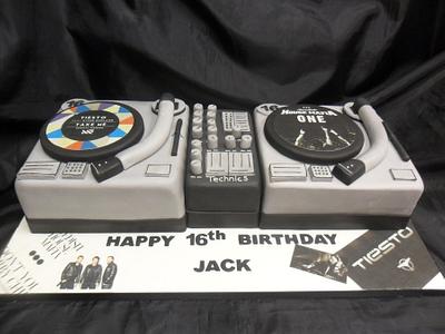 double deck record player birthday cake - Cake by elizabeth