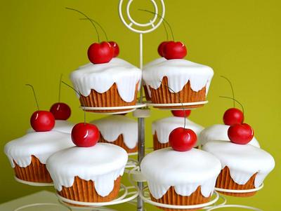 Cherry cream cupcakes - Cake by Dulces Ilusiones - Las Tablas