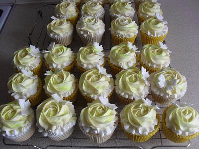 simply yellow and cream - Cake by Tinascupcakes