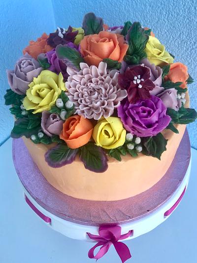 With creamy flowers - Cake by Andrea