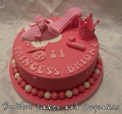 shoe and crown 21st - Cake by bootifulcakes