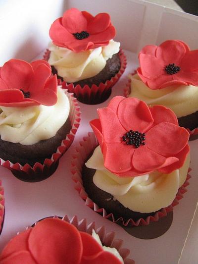 Poppy cupcakes - Cake by HeatherBlossomCakes