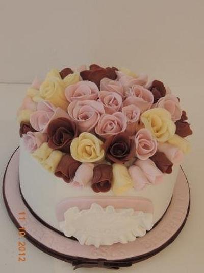 guess how many roses on the top!! - Cake by sasha